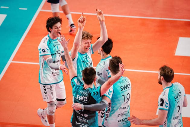 VBL SVG Lüneburg vs SWD powervolleys Düren, 04 02 205 SWD powervolleys Düren cheers in focus Siebe Korenblek 12, SWD Powervolleys Düren Volleyball Bundesliga SVG Lüneburg vs SWD powervolleys Düren on 04 02 2026 in the LKH Arena, Lüneburg Copyright: xBEAUTIFULxSPORTS Tonhäuserx