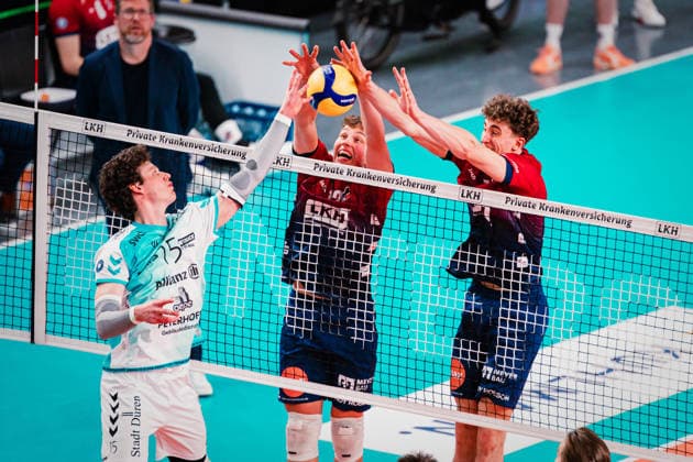 VBL SVG Lüneburg vs SWD powervolleys Düren, 04 02 205 Zachary Peter Hutcheson 15, SWD Powervolleys Düren , Santeri Välimaa SVG Lüneburg, 12 and Joscha Kunstmann SVG Lüneburg, 7 fight for the ball at the net Volleyball Bundesliga SVG Lüneburg vs SWD powervolleys Düren on 04 02 2026 in the LKH Arena, Lüneburg Copyright: xBEAUTIFULxSPORTS Tonhäuserx