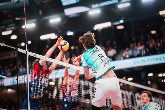 VBL SVG Lüneburg vs SWD powervolleys Düren, 04 02 205 Gregor Pernus 4, SWD Powervolleys Düren hits the ball Volleyball Bundesliga SVG Lüneburg vs SWD powervolleys Düren on 04 02 2026 in the LKH Arena, Lüneburg Copyright: xBEAUTIFULxSPORTS Tonhäuserx