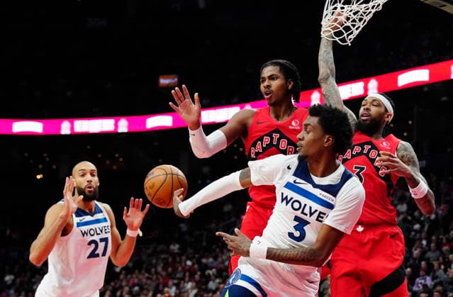 February 4, 2026, Toronto, On, CANADA: Minnesota Timberwolves Jaden McDaniels (3) passes to Rudy Gobert (27) as Toronto Raptors Collin Murray-Boyles (top left) and Brandon Ingram (right) defend during first half NBA, Basketball Herren, USA basketball action in Toronto on Wednesday, Feb. 4, 2026. Canada News - February 4, 2026  - ZUMAc35_ 20260204_zaf_c35_114 Copyright: xFrankxGunnx