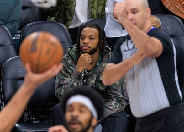 February 4, 2026, Inglewood, California, USA: Darius Garland acquired by the Los Angeles Clippers sits courtside during a 2026 NBA, Basketball Herren, USA regular season game against the Cleveland Cavaliers on Wednesday February 4, 2026 at Intuit Dome Arena in Inglewood, California. JAVIER ROJAS PI Inglewood USA - ZUMAp124 20260204_zaa_p124_003 Copyright: xJavierxRojasx