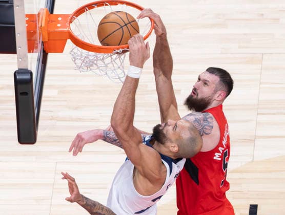 (260205) -- TORONTO, Feb. 5, 2026 -- Rudy Gobert (L) of Minnesota Timberwolves dunks during the 2025-2026 NBA, Basketball Herren, USA regular season game between Toronto Raptors and Minnesota Timberwolves in Toronto, Canada, on Feb. 4, 2026. (Photo by Xinhua) (SP)CANADA-TORONTO-BASKETBALL-NBA-TIMBERWOLVES VS RAPTORS ZouxZheng 