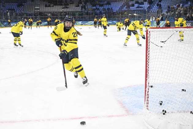 MILANO, ITALIEN 20260205 Sveriges Felizia Wikner-Zienkiewicz värmer upp inför OS-premiären mellan Sverige och Tyskland pa Milano Rho Ice hockey, Eishockey Arena under OS i Milano. *** Bilden ingar i SPORTPAKET. För övriga BETALBILD ** MILANO ITALIEN x10070x *** MILANO, ITALY 20260205 Swedens Felizia Wikner Zienkiewicz warms up for the Olympic opening match between Sweden and Germany at the Milan Rho Ice Hockey Arena during the Milan Olympics Picture in SPORTPAKET For others PAYPICTURE MILANO ITALY x10070x  Copyright: xJessicaxGow TTx OS 2026 ISHOCKEY SVERIGE-TYSKLAND