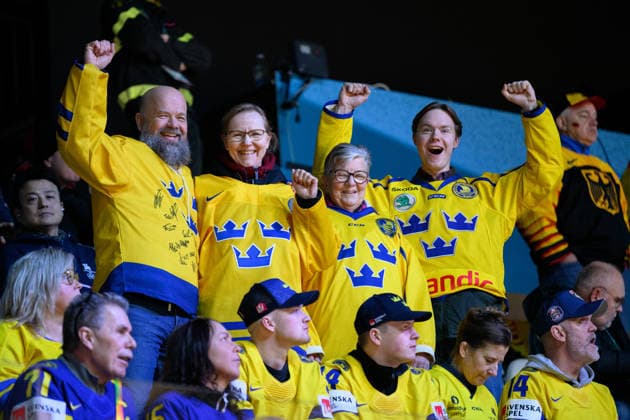 260205 Fans of Sweden ahead of the women s Ice hockey, Eishockey game between Sweden and Germany during day -1 of the 2026 Winter Olympics on February 5, 2026 in Milan. Photo: Carl Sandin BILDBYRAN kod CS CS0849 ishockey ice hockey Olympic Games, Olympische Spiele, Olympia, OS olympics winter olympics os ol olympiska spel vinter-os olympiske leker milano cortina 2026 milan cortina 2026 milano cortina 2026 olympic games milano cortina 2026 winter olympic games milano cortina-os milano cortina-ol vinter-ol -1 bbeng sverige publik *** 260205 Fans of Sweden ahead of the women s ice hockey game between Sweden and Germany during day 1 of the 2026 Winter Olympics on February 5, 2026 in Milan Photo Carl Sandin BILDBYRAN code CS CS0849 ice hockey olympic games olympics winter olympics os ol olympiska spel vinter os olympiske leker milano cortina 2026 milan cortina 2026 milano cortina 2026 olympic games milano cortina 2026 winter olympic games milano cortina os milano cortina ol vinter ol 1 bbeng sverige publik  Copyright: CARLxSANDIN BB260205CS005