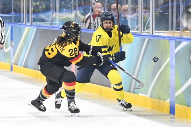 MILANO, ITALIEN 20260205 Tysklands Katarina Jobst-Smith och Sveriges Sofie Lundin under OS-premiären i damernas ishockey mellan Sverige och Tyskland pa Milano Rho Ice hockey, Eishockey Arena under OS i Milano. *** Bilden ingar i SPORTPAKET. För övriga BETALBILD ** MILANO ITALIEN x10070x *** MILANO, ITALY 20260205 Germanys Katarina Jobst Smith and Swedens Sofie Lundin during the womens ice hockey Olympic opening match between Sweden and Germany at the Milan Rho Ice Hockey Arena during the Milan Olympics Picture in SPORT PACKAGE For others PAY PICTURE MILANO ITALY x10070x  Copyright: xJessicaxGow TTx OS 2026 ISHOCKEY SVERIGE-TYSKLAND