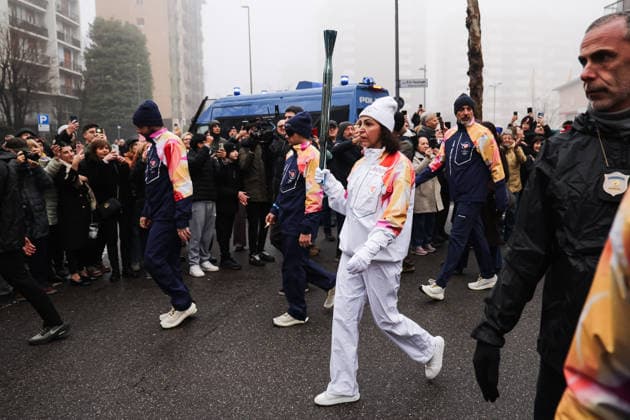 Winter Olympics - Olympic Flame Journey For Milan Cortina 2026 - Sesto San Giovanni Sesto San Giovanni, The journey of the Olympic Flame of the XXV Winter Olympic Games, Olympische Spiele, Olympia, OS Milan Cortina 2026. In the photo: The passage of a tedophoto with the Olympic Torch Photo by Alessandro Bremec IPA ABACAPRESS.COM Cortina d Ampezzo Italy  Copyright: xIPA ABACAx