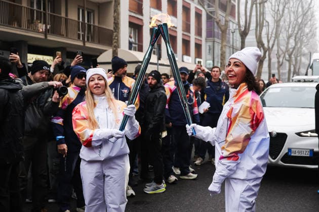 Winter Olympics - Olympic Flame Journey For Milan Cortina 2026 - Sesto San Giovanni Sesto San Giovanni, The journey of the Olympic Flame of the XXV Winter Olympic Games, Olympische Spiele, Olympia, OS Milan Cortina 2026. In the photo: The passage of a tedophoto with the Olympic Torch Photo by Alessandro Bremec IPA ABACAPRESS.COM Cortina d Ampezzo Italy  Copyright: xIPA ABACAx