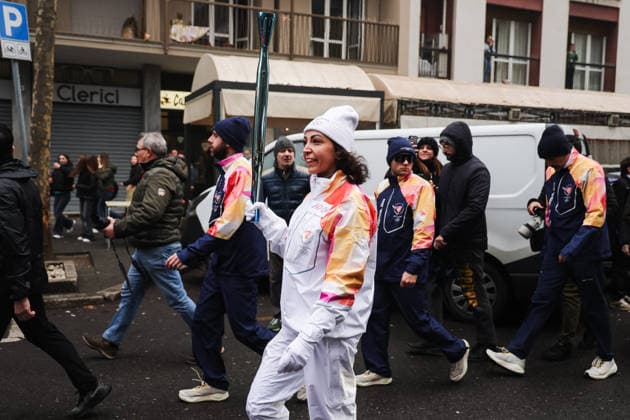 Winter Olympics - Olympic Flame Journey For Milan Cortina 2026 - Sesto San Giovanni Sesto San Giovanni, The journey of the Olympic Flame of the XXV Winter Olympic Games, Olympische Spiele, Olympia, OS Milan Cortina 2026. In the photo: The passage of a tedophoto with the Olympic Torch Photo by Alessandro Bremec IPA ABACAPRESS.COM Cortina d Ampezzo Italy  Copyright: xIPA ABACAx