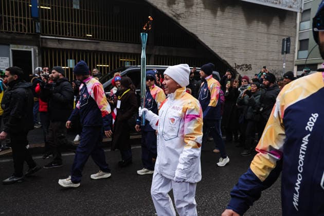 Winter Olympics - Olympic Flame Journey For Milan Cortina 2026 - Sesto San Giovanni Sesto San Giovanni, The journey of the Olympic Flame of the XXV Winter Olympic Games, Olympische Spiele, Olympia, OS Milan Cortina 2026. In the photo: The passage of a torchbearer with the Olympic Torch Photo by Alessandro Bremec IPA ABACAPRESS.COM Cortina d Ampezzo Italy  Copyright: xIPA ABACAx