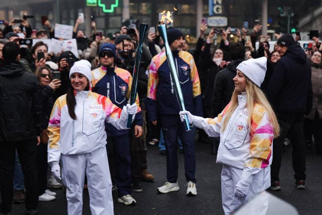 Winter Olympics - Olympic Flame Journey For Milan Cortina 2026 - Sesto San Giovanni Sesto San Giovanni, The journey of the Olympic Flame of the XXV Winter Olympic Games, Olympische Spiele, Olympia, OS Milan Cortina 2026. In the photo: The passage of a torchbearer with the Olympic Torch Photo by Alessandro Bremec IPA ABACAPRESS.COM Cortina d Ampezzo Italy  Copyright: xIPA ABACAx