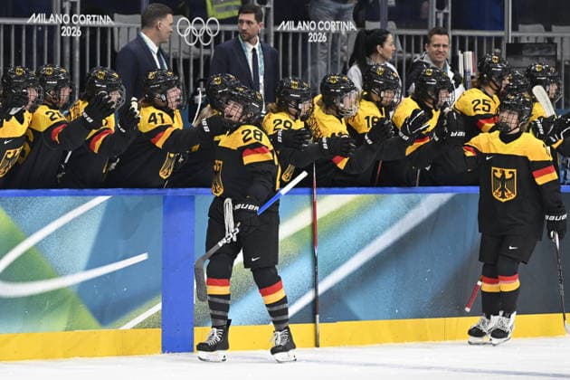 MILANO, ITALIEN 20260205 Tysklands Katarina Jobst-Smith (28) jublar efter att ha gjort 0-1 under OS-premiären i damernas ishockey mellan Sverige och Tyskland pa Milano Rho Ice hockey, Eishockey Arena under OS i Milano. *** Bilden ingar i SPORTPAKET. För övriga BETALBILD ** MILANO ITALIEN x10070x *** MILANO, ITALY 20260205 Germanys Katarina Jobst Smith 28 cheers after scoring 0-1 during the womens ice hockey Olympic opening match between Sweden and Germany at the Milan Rho Ice Hockey Arena during the Milan Olympics Picture in SPORT PACKAGE For others PAY PICTURE MILANO ITALY x10070x  Copyright: xJessicaxGow TTx OS 2026 ISHOCKEY SVERIGE-TYSKLAND
