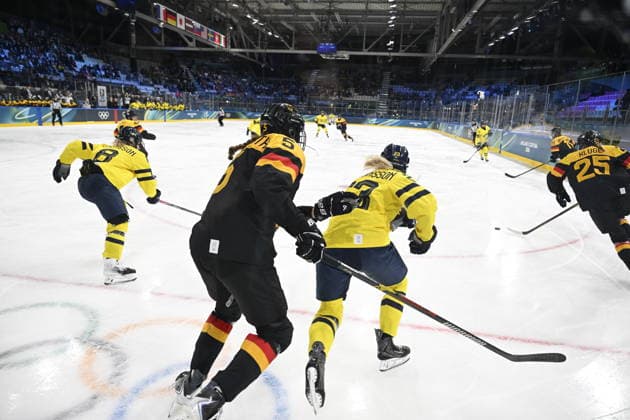 MILANO, ITALIEN 20260205 Sveriges Thea Johansson (23) jagar pucken under OS-premiären i damernas ishockey mellan Sverige och Tyskland pa Milano Rho Ice hockey, Eishockey Arena under OS i Milano. *** Bilden ingar i SPORTPAKET. För övriga BETALBILD ** MILANO ITALIEN x10070x *** MILANO, ITALY 20260205 Swedens Thea Johansson 23 chases the puck during the womens ice hockey Olympic opening match between Sweden and Germany at the Milan Rho Ice Hockey Arena during the Milan Olympics Picture in SPORT PACKAGE For others PAY PICTURE MILANO ITALY x10070x  Copyright: xJessicaxGow TTx OS 2026 ISHOCKEY SVERIGE-TYSKLAND