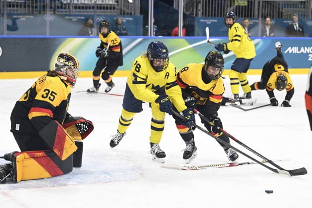 MILANO, ITALIEN 20260205 Sveriges Hanna Olsson och Tysklands Ronja Hark framför Tysklands malvakt Sandra Abstreiter under OS-premiären i damernas ishockey mellan Sverige och Tyskland pa Milano Rho Ice hockey, Eishockey Arena under OS i Milano. *** Bilden ingar i SPORTPAKET. För övriga BETALBILD ** MILANO ITALIEN x10070x *** MILANO, ITALY 20260205 Swedens Hanna Olsson and Germanys Ronja Hark in front of Germanys goalkeeper Sandra Abstreiter during the womens ice hockey Olympic opening match between Sweden and Germany at the Milan Rho Ice Hockey Arena during the Milan Olympics Picture in SPORT PACKAGE For others PAY PICTURE MILANO ITALY x10070x  Copyright: xJessicaxGow TTx OS 2026 ISHOCKEY SVERIGE-TYSKLAND