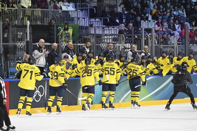 MILANO, ITALIEN 20260205 Sveriges Lina Ljungblom (25) jublar med lagkamraterna efter att ha kvitterat till 1-1 under OS-premiären i damernas ishockey mellan Sverige och Tyskland pa Milano Rho Ice hockey, Eishockey Arena under OS i Milano. *** Bilden ingar i SPORTPAKET. För övriga BETALBILD ** MILANO ITALIEN x10070x *** MILANO, ITALY 20260205 Swedens Lina Ljungblom 25 cheers with her teammates after scoring a 1-1 draw during the womens ice hockey Olympic opening match between Sweden and Germany at the Milan Rho Ice Hockey Arena during the Milan Olympics Picture in SPORT PACKAGE For others PAY PICTURE MILANO ITALY x10070x  Copyright: xJessicaxGow TTx OS 2026 ISHOCKEY SVERIGE-TYSKLAND
