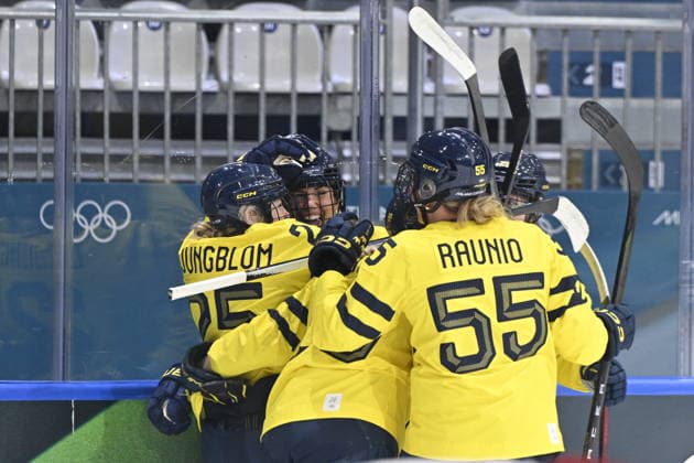 MILAN, ITALY 20260205 Sweden s Lina Ljungblom (25) celebrates with her teammates after equalizing 1-1 during the Olympic opening match of the women s Ice hockey, Eishockey between Sweden and Germany at the Milan Rho Ice Hockey Arena during the Milan Olympics. *** The image is included in the SPORTS PACKAGE. For others PAYMENT IMAGE ** MILANO ITALY x10070x  Copyright: xJessicaxGow TTx OLYMPICS 2026 ICE HOCKEY SWEDEN-GERMANY