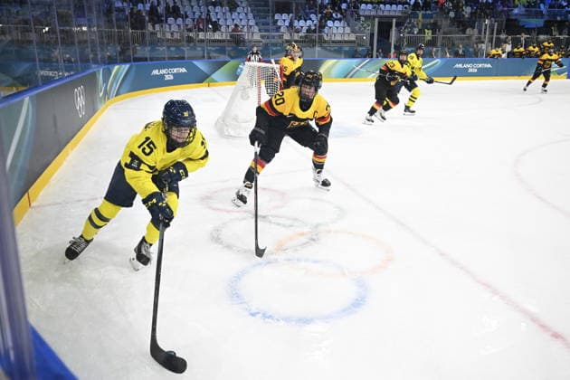 MILANO, ITALIEN 20260205 Sveriges Lisa Johansson jagas av Tysklands Daria Gleissner under OS-premiären i damernas ishockey mellan Sverige och Tyskland pa Milano Rho Ice hockey, Eishockey Arena under OS i Milano. *** Bilden ingar i SPORTPAKET. För övriga BETALBILD ** MILANO ITALIEN x10070x *** MILANO, ITALY 20260205 Swedens Lisa Johansson is chased by Germanys Daria Gleissner during the Olympic womens ice hockey match between Sweden and Germany at the Milan Rho Ice Hockey Arena during the Milan Olympics Picture in SPORT PACKAGE For others PAY PICTURE MILANO ITALY x10070x  Copyright: xJessicaxGow TTx OS 2026 ISHOCKEY SVERIGE-TYSKLAND