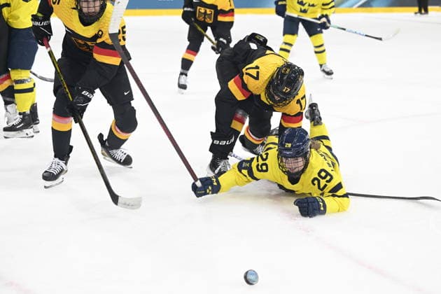 MILANO, ITALIEN 20260205 Tysklands Emily Nix (17) mot Sveriges Felizia Wikner-Zienkiewicz under OS-premiären i damernas ishockey mellan Sverige och Tyskland pa Milano Rho Ice hockey, Eishockey Arena under OS i Milano. *** Bilden ingar i SPORTPAKET. För övriga BETALBILD ** MILANO ITALIEN x10070x *** MILANO, ITALY 20260205 Germanys Emily Nix 17 against Swedens Felizia Wikner Zienkiewicz during the womens ice hockey Olympic opening match between Sweden and Germany at the Milan Rho Ice Hockey Arena during the Milan Olympics Picture in SPORT PACKAGE For others PAY PICTURE MILANO ITALY x10070x  Copyright: xJessicaxGow TTx OS 2026 ISHOCKEY SVERIGE-TYSKLAND