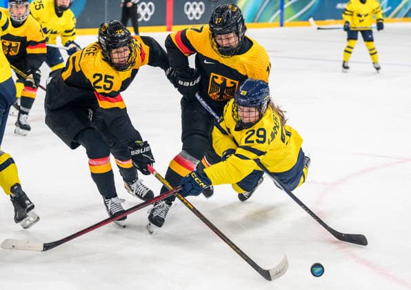 260205 Laura Kluge and Emily Nix of Germany against Felizia Wikner Zienkiewicz of Sweden in the women s Ice hockey, Eishockey game between Sweden and Germany during day -1 of the 2026 Winter Olympics on February 5, 2026 in Milan. Photo: Carl Sandin BILDBYRAN kod CS CS0849 ishockey ice hockey Olympic Games, Olympische Spiele, Olympia, OS olympics winter olympics os ol olympiska spel vinter-os olympiske leker milano cortina 2026 milan cortina 2026 milano cortina 2026 olympic games milano cortina 2026 winter olympic games milano cortina-os milano cortina-ol vinter-ol -1 bbeng sverige tyskland *** 260205 Laura Kluge and Emily Nix of Germany against Felizia Wikner Zienkiewicz of Sweden in the women s ice hockey game between Sweden and Germany during day 1 of the 2026 Winter Olympics on February 5, 2026 in Milan Photo Carl Sandin BILDBYRAN kod CS CS0849 ishockey ice hockey olympic games olympics winter olympics os ol olympiska spel vinter os olympiske leker milano cortina 2026 milan cortina 2026 milano cortina 2026 olympic games milano cortina 2026 winter olympic games milano cortina os milano cortina ol vinter ol 1 bbeng sverige tyskland  Copyright: CARLxSANDIN BB260205CS027