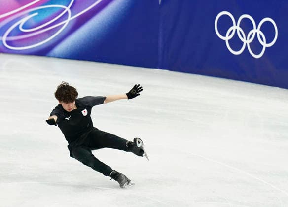 Shun Sato of Japan takes a spill during Men s Figure skating, Eiskunstlauf practice before the start of the Milan 2026 Winter Olympic Games, Olympische Spiele, Olympia, OS at the Milano Ice Skating Arena in Milan, Italy on Wednesday, February 5, 2026.  OLY20260205101 RichardxEllis