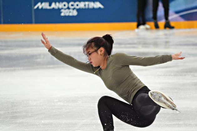 Emily Chan takes a tumble after being tossed by her parter Spencer Howe of USA during Pairs Figure skating, Eiskunstlauf practice before the start of the Milan 2026 Winter Olympic Games, Olympische Spiele, Olympia, OS at the Milano Ice Skating Arena in Milan, Italy on Wednesday, February 5, 2026.  OLY20260205114 RichardxEllis