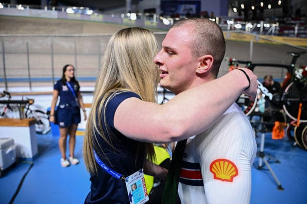 2026 UEC Track Elite European Championships Picture by Olly Hassell SWpix.com - 05 02 2026 - Cycling - 2026 UEC Track Elite European Championships - Konya Velodrome, Konya, Türkiye - Men™s Keirin - For Gold - Emma Finucane (Great Britain) congratulates Matthew Richardson (Great Britain) on winning the Men™s Keirin to become European Champion Konya Konya Velodrome Türkiye Copyright: x xSWpix.comx(t axPhotographyxHubxLtd)xOllyxHassell SWpix.comx SWP-3177-1052
