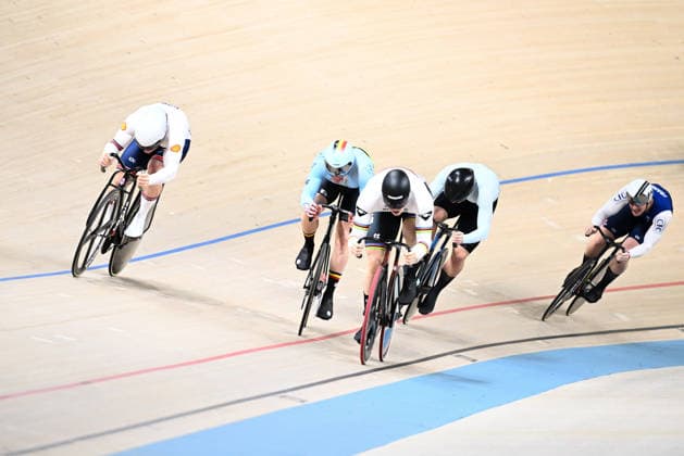 2026 UEC Track Elite European Championships Picture by Olly Hassell SWpix.com - 05 02 2026 - Cycling - 2026 UEC Track Elite European Championships - Konya Velodrome, Konya, Türkiye -Men™s Keirin - For Gold - Matthew Richardson (Great Britain), Harrie Lavreysen (Netherlands) Konya Konya Velodrome Türkiye Copyright: x xSWpix.comx(t axPhotographyxHubxLtd)xOllyxHassell SWpix.comx SWP-3177-1079