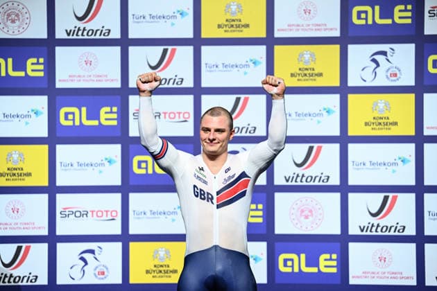 2026 UEC Track Elite European Championships Picture by Olly Hassell SWpix.com - 05 02 2026 - Cycling - 2026 UEC Track Elite European Championships - Konya Velodrome, Konya, Türkiye - Men™s Keirin Podium - Matthew Richardson (Great Britain) receives the Gold Medal to become European Champion Konya Konya Velodrome Türkiye Copyright: x xSWpix.comx(t axPhotographyxHubxLtd)xOllyxHassell SWpix.comx SWP-3177-1080