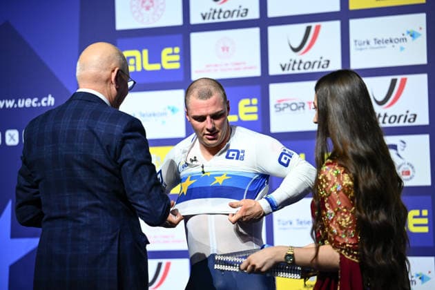 2026 UEC Track Elite European Championships Picture by Olly Hassell SWpix.com - 05 02 2026 - Cycling - 2026 UEC Track Elite European Championships - Konya Velodrome, Konya, Türkiye - Men™s Keirin Podium - Matthew Richardson (Great Britain) receives the Gold Medal to become European Champion Konya Konya Velodrome Türkiye Copyright: x xSWpix.comx(t axPhotographyxHubxLtd)xOllyxHassell SWpix.comx SWP-3177-1081