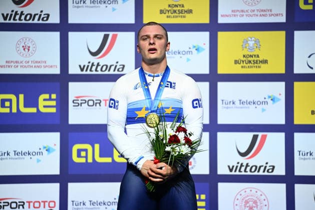 2026 UEC Track Elite European Championships Picture by Olly Hassell SWpix.com - 05 02 2026 - Cycling - 2026 UEC Track Elite European Championships - Konya Velodrome, Konya, Türkiye - Men™s Keirin Podium - Matthew Richardson (Great Britain) receives the Gold Medal to become European Champion Konya Konya Velodrome Türkiye Copyright: x xSWpix.comx(t axPhotographyxHubxLtd)xOllyxHassell SWpix.comx SWP-3177-1082