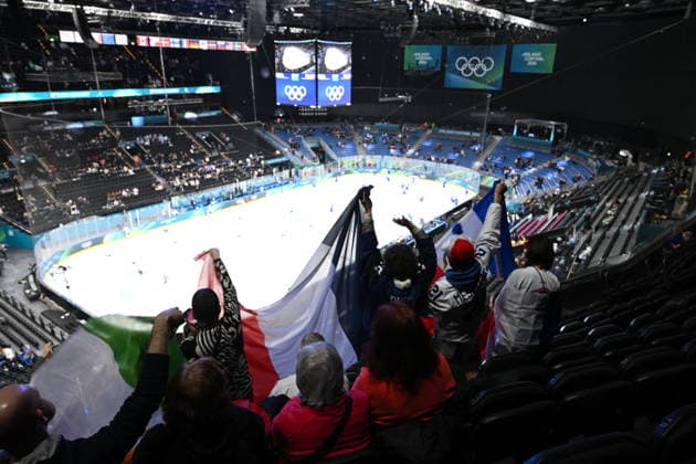 Winter Olympics - Ice hockey, Eishockey Women - France v Italy Fans wave national flags of France inside the arena prior to the Ice Hockey Women s Preliminary Round Group B match between France and Italy as part of the Olympic Winter games, Winterspiele,Spiele, Summer games Milano Cortina 2026 on February 5, 2026 in Milan, Italy. Photo by JMP ABACAPRESS.COM Milan Italy  Copyright: xJMP ABACAx