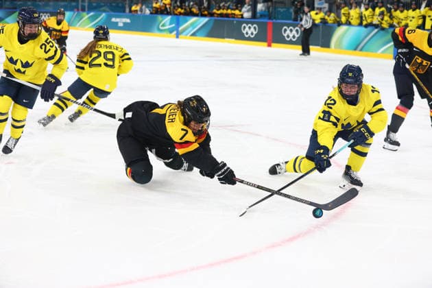 February 5, 2026, Milan, Lombardy, Italy: FRANZISKA FELDMEIER 7 of Germany and MAJA NYLEN PERSSON 12 of Sweden fight for the puck in the Women s Preliminary Round Group B game between Team Sweden and Team Germany at the Milano Cortina 2026 Winter Olympic Games, Olympische Spiele, Olympia, OS Sweden won 4:1 against Germany. Milan Italy - ZUMAc179 20260205_oly_c179_077 Copyright: xMickaelxChavetx
