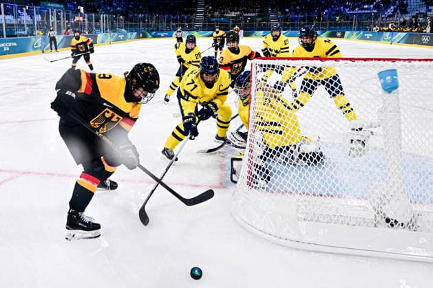 Sweden team group, Mannschaftsbild, Totale (SWE) vs Germany Team Group (GER), during Womens Prelim. Round - Group B, Ice hockey, Eishockey at the Olympic Winter games, Winterspiele,Spiele, Summer games Milano Cortina 2026, at Milano Rho Ice Hockey Arena, on February 05, 2026 in Milan, Italy. Noxthirdxpartyxsales  aflo_318582772