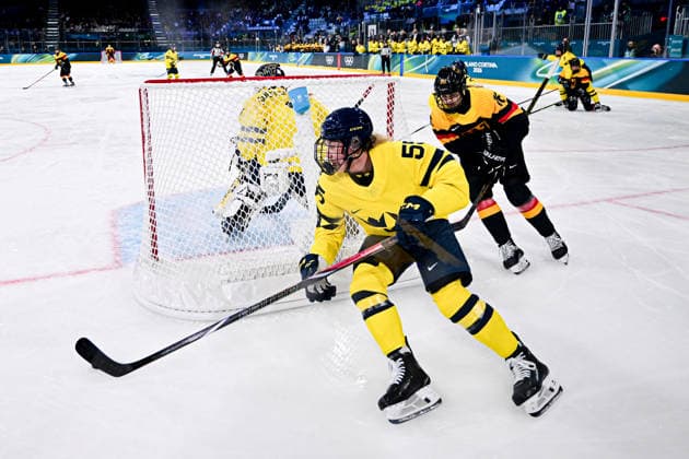 Sweden team group, Mannschaftsbild, Totale (SWE) vs Germany Team Group (GER), during Womens Prelim. Round - Group B, Ice hockey, Eishockey at the Olympic Winter games, Winterspiele,Spiele, Summer games Milano Cortina 2026, at Milano Rho Ice Hockey Arena, on February 05, 2026 in Milan, Italy. Noxthirdxpartyxsales  aflo_318582782