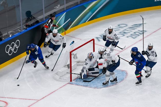 Winter Olympics - Ice hockey, Eishockey Women- France v Italy Aurora Abatangelo (10) of Team Italy, Gabrielle de Serres (5) of Team France, Alice Philbert (32) of Team France, Lore Baudrit (19) of Team France, Justine Reyes (11) of Team Italy, Clemence Boudin (85) of Team France during the Ice Hockey Women s Preliminary Round Group B match between France and Italy at Milano Santagiulia Ice Hockey Arena as part of the Olympic Winter games, Winterspiele,Spiele, Summer games Milano Cortina 2026 on February 5, 2026 in Milan, Italy. Photo by JMP ABACAPRESS.COM Milan Italy  Copyright: xJMP ABACAx