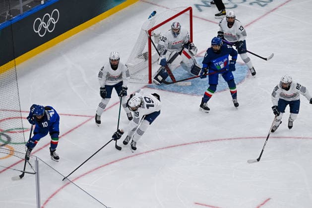 Winter Olympics - Ice hockey, Eishockey Women- France v Italy Aurora Abatangelo (10) of Team Italy, Gabrielle de Serres (5) of Team France, Alice Philbert (32) of Team France, Lore Baudrit (19) of Team France, Justine Reyes (11) of Team Italy, Clemence Boudin (85) of Team France during the Ice Hockey Women s Preliminary Round Group B match between France and Italy at Milano Santagiulia Ice Hockey Arena as part of the Olympic Winter games, Winterspiele,Spiele, Summer games Milano Cortina 2026 on February 5, 2026 in Milan, Italy. Photo by JMP ABACAPRESS.COM Milan Italy  Copyright: xJMP ABACAx