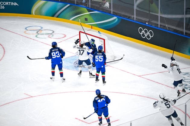 Winter Olympics - Ice hockey, Eishockey Women- France v Italy Nadia Mattivi (93) of Team Italy, Chloe Aurard-Bushee (17) of Team France, Jacquie Pierri (55) of Team Italy, Clara Rozier (16) of Team France, Gabrielle de Serres (5) of Team France during the Ice Hockey Women s Preliminary Round Group B match between France and Italy at Milano Santagiulia Ice Hockey Arena as part of the Olympic Winter games, Winterspiele,Spiele, Summer games Milano Cortina 2026 on February 5, 2026 in Milan, Italy. Photo by JMP ABACAPRESS.COM Milan Italy  Copyright: xJMP ABACAx