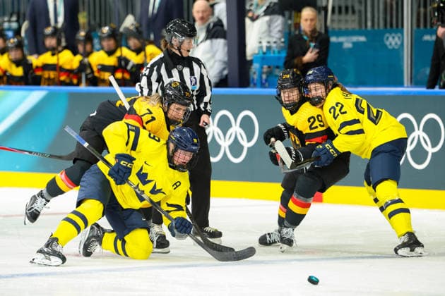 February 5, 2026, Milan, Lombardy, Italy: SARA HJALMARSSON 9 of Sweden fights for the puck in the Women s Preliminary Round Group B game between Team Sweden and Team Germany at the Milano Cortina 2026 Winter Olympic Games, Olympische Spiele, Olympia, OS Milan Italy - ZUMAc179 20260205_oly_c179_033 Copyright: xMickaelxChavetx