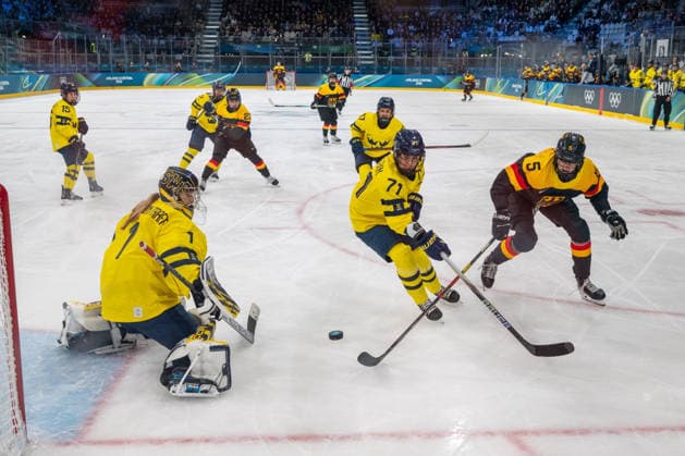 Sweden v Germany - Ice hockey, Eishockey Women s Prelim. Round - Group B Svensson Traff Ebba (SWE), Kjellbin Anna (SWE), and Schaffrath Charlott (GER) participate in the Winter Olympic Games, Olympische Spiele, Olympia, OS at the Milano Rho Ice Hockey Arena in Milano, Italy, on February 5, 2026. Milano Lombardia Italy  Copyright: xFedericoxManonix originalFilename:manoni-icehocke260205_npNnQ.jpg