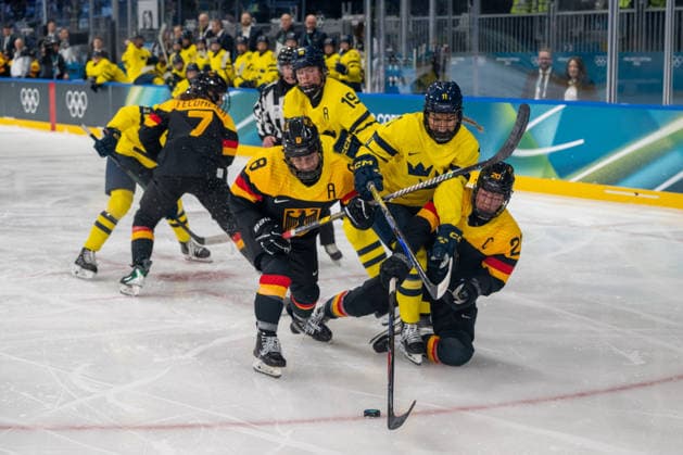 Sweden v Germany - Ice hockey, Eishockey Women s Prelim. Round - Group B Hark Ronja from Germany and Bouveng Josefin from Sweden participate in the Winter Olympic Games, Olympische Spiele, Olympia, OS at the Milano Rho Ice Hockey Arena in Milano, Italy, on February 5, 2026. Milano Lombardia Italy  Copyright: xFedericoxManonix originalFilename:manoni-icehocke260205_npcdl.jpg