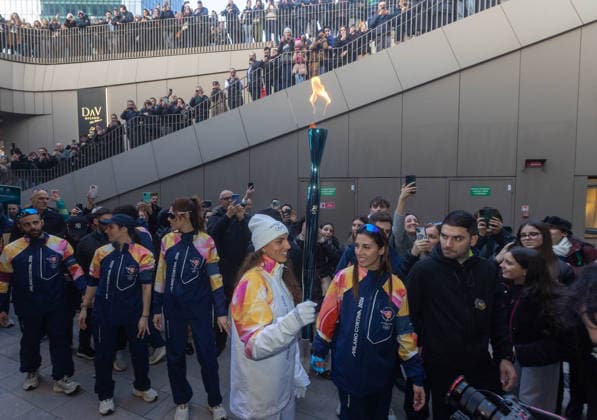 Passaggio della Fiaccola Olimpica con i tedofori in Piazza tre Torri a City Life - Milano, Italia - GiovedÃ¬, 5 febbraio 2026 (foto Stefano Porta LaPresse) The Olympic Torch Relay with torchbearers in Piazza Tre Torri in City Life - Milan, Italy - Thursday, February 5, 2026 (photo Stefano Porta LaPresse)  Copyright: xStefanoxPortax LaPressex