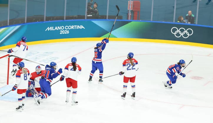 February 5, 2026, Milan, Lombardy, Italy: ALEX CARPENTER of USA celebrates with her teammates after scoring her side s first goal in the Women s Preliminary Round Group A game between Team United States and Team Czechia at the Milano Cortina 2026 Winter Olympic Games, Olympische Spiele, Olympia, OS Milan Italy - ZUMAc179 20260205_oly_c179_100 Copyright: xMickaelxChavetx