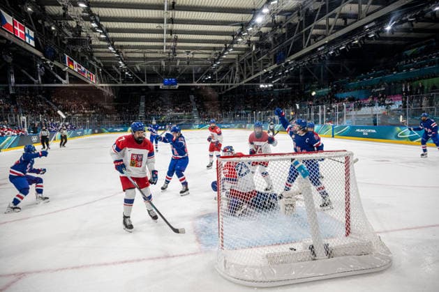 February 5, 2026, Milano, Lombardia, Italy: United States of America players exulting during the Winter Olympic Games, Olympische Spiele, Olympia, OS Milano Cortina 2026, at the Milano Rho Ice hockey, Eishockey Arena, on February 5, 2026 in Milano, Italy Milano Italy - ZUMAm345 20260205_zsp_m345_039 Copyright: xFedericoxManonix