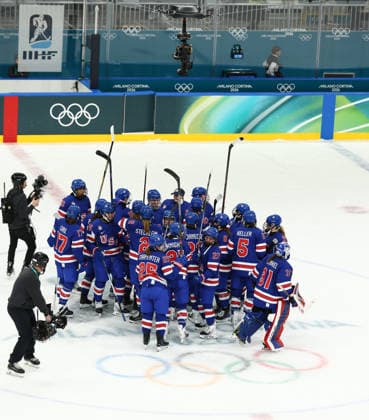 February 5, 2026, Milan, Lombardy, Italy: Team USA players celebrate winning Women s Preliminary Round Group A game between Team United States and Team Czechia at the Milano Cortina 2026 Winter Olympic Games, Olympische Spiele, Olympia, OS USA won the game 5:1. Milan Italy - ZUMAc179 20260205_oly_c179_103 Copyright: xMickaelxChavetx