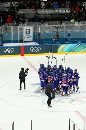 February 5, 2026, Milan, Lombardy, Italy: Team USA players celebrate winning Women s Preliminary Round Group A game between Team United States and Team Czechia at the Milano Cortina 2026 Winter Olympic Games, Olympische Spiele, Olympia, OS USA won the game 5:1. Milan Italy - ZUMAc179 20260205_oly_c179_104 Copyright: xMickaelxChavetx