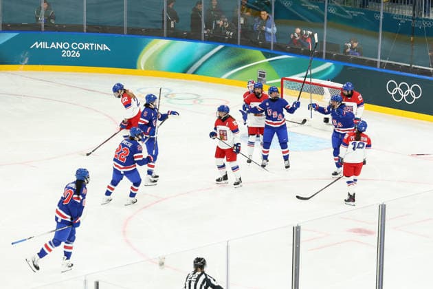 February 5, 2026, Milan, Lombardy, Italy: HAYLEY SCAMURRA 16 of Team USA celebrates with her teammates after scoring her side s third goal in the Women s Preliminary Round Group A game between Team United States and Team Czechia at the Milano Cortina 2026 Winter Olympic Games, Olympische Spiele, Olympia, OS USA won the game 5:1. Milan Italy - ZUMAc179 20260205_oly_c179_110 Copyright: xMickaelxChavetx