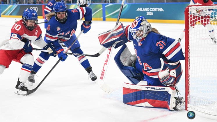 From left Czech Denisa Krizova, Aerin Frankel, goalie of USA in action during the women s preliminary round Group A Ice hockey, Eishockey match between USA and Czech Republic at the Milano Rho Ice Hockey Arena during the Milano Cortina 2026 Winter Olympic Games, Olympische Spiele, Olympia, OS in Milan, on February 5, 2026. (CTKxPhoto MichalxKamaryt) CTKPhotoP2026020507953  CTKPhotoP2026020507953