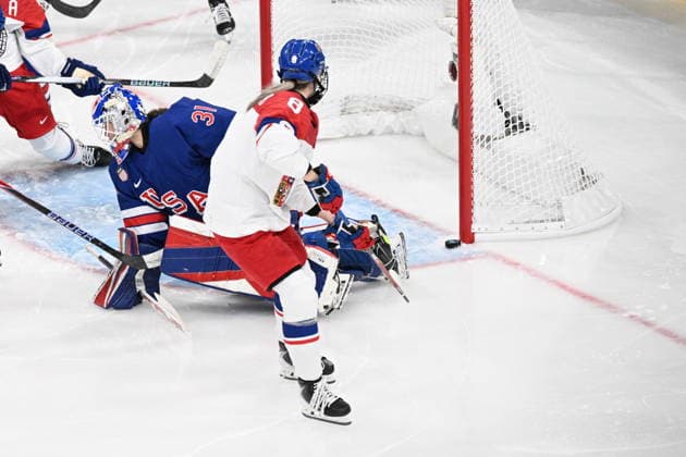 From right Czech Tereza Pistekova, Aerin Frankel of USA in action during the women s preliminary round Group A Ice hockey, Eishockey match between USA and Czech Republic at the Milano Rho Ice Hockey Arena during the Milano Cortina 2026 Winter Olympic Games, Olympische Spiele, Olympia, OS in Milan, on February 5, 2026. (CTKxPhoto MichalxKamaryt) CTKPhotoP2026020508300  CTKPhotoP2026020508300