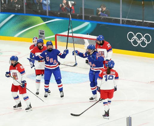 February 5, 2026, Milan, Lombardy, Italy: HAYLEY SCAMURRA 16 of Team USA celebrates with her teammates after scoring her side s third goal in the Women s Preliminary Round Group A game between Team United States and Team Czechia at the Milano Cortina 2026 Winter Olympic Games, Olympische Spiele, Olympia, OS USA won the game 5:1. Milan Italy - ZUMAc179 20260205_oly_c179_112 Copyright: xMickaelxChavetx