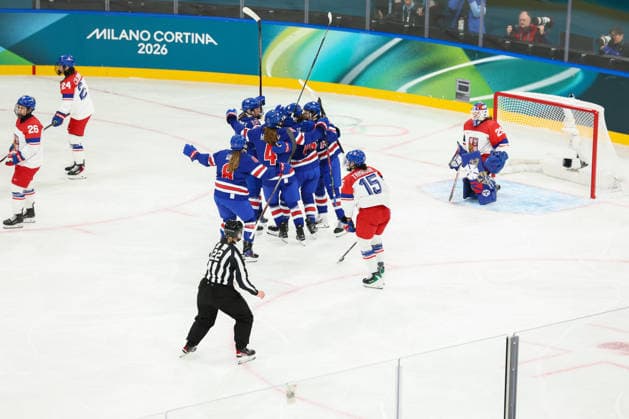 February 5, 2026, Milan, Lombardy, Italy: HAYLEY SCAMURRA 16 of Team USA celebrates with her teammates after scoring her side s third goal in the Women s Preliminary Round Group A game between Team United States and Team Czechia at the Milano Cortina 2026 Winter Olympic Games, Olympische Spiele, Olympia, OS USA won the game 5:1. Milan Italy - ZUMAc179 20260205_oly_c179_114 Copyright: xMickaelxChavetx