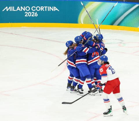 February 5, 2026, Milan, Lombardy, Italy: HAYLEY SCAMURRA 16 of Team USA celebrates with her teammates after scoring her side s third goal in the Women s Preliminary Round Group A game between Team United States and Team Czechia at the Milano Cortina 2026 Winter Olympic Games, Olympische Spiele, Olympia, OS USA won the game 5:1. Milan Italy - ZUMAc179 20260205_oly_c179_115 Copyright: xMickaelxChavetx